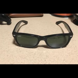 Black Wayfarer Ray-Bans